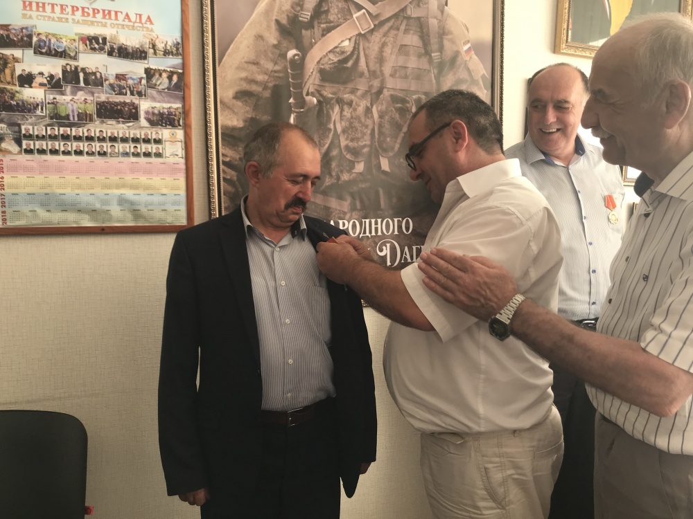 Награждение памятной медалью