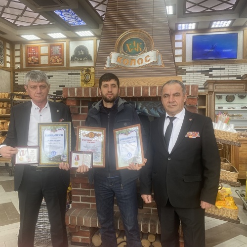 Стараются для своих